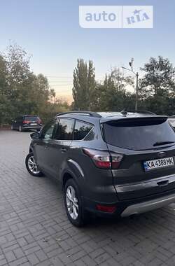 Позашляховик / Кросовер Ford Escape 2018 в Чернівцях