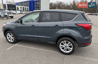 Внедорожник / Кроссовер Ford Escape 2018 в 