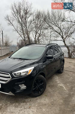 Внедорожник / Кроссовер Ford Escape 2018 в 