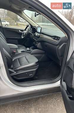 Внедорожник / Кроссовер Ford Escape 2020 в 