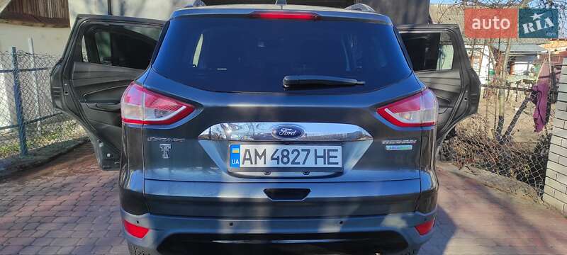 Позашляховик / Кросовер Ford Escape 2015 в 