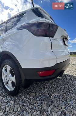 Внедорожник / Кроссовер Ford Escape 2016 в 