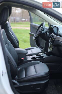 Внедорожник / Кроссовер Ford Escape 2019 в 