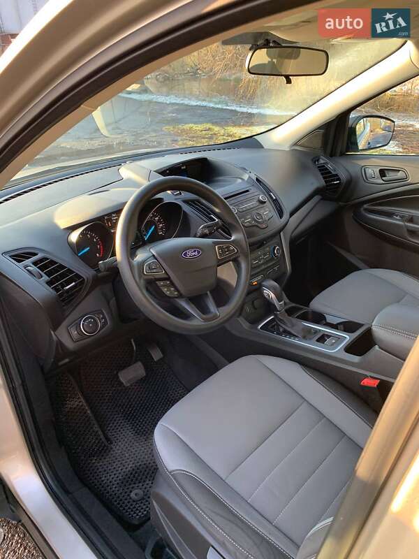 Внедорожник / Кроссовер Ford Escape 2017 в Ровно