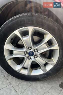 Позашляховик / Кросовер Ford Escape 2013 в 
