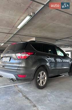 Внедорожник / Кроссовер Ford Escape 2017 в 