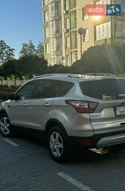 Внедорожник / Кроссовер Ford Escape 2018 в 