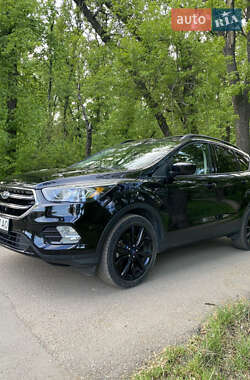 Внедорожник / Кроссовер Ford Escape 2017 в 
