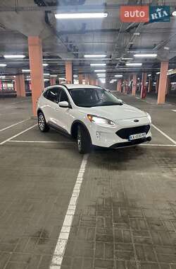 Позашляховик / Кросовер Ford Escape 2021 в 