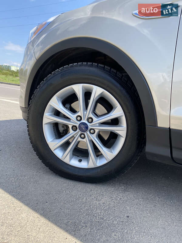 Внедорожник / Кроссовер Ford Escape 2017 в Ровно