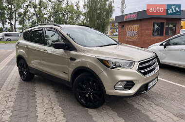Внедорожник / Кроссовер Ford Escape 2016 в Вишневом