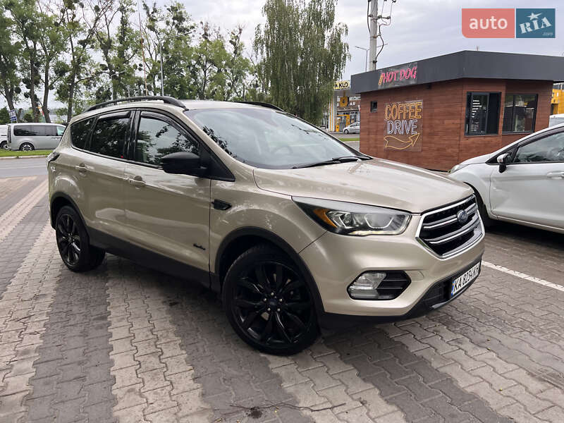 Внедорожник / Кроссовер Ford Escape 2016 в 