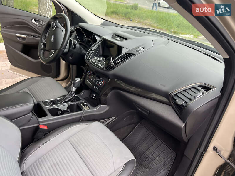 Внедорожник / Кроссовер Ford Escape 2016 в Вишневом