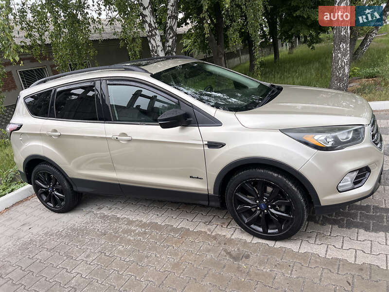 Внедорожник / Кроссовер Ford Escape 2016 в Вишневом