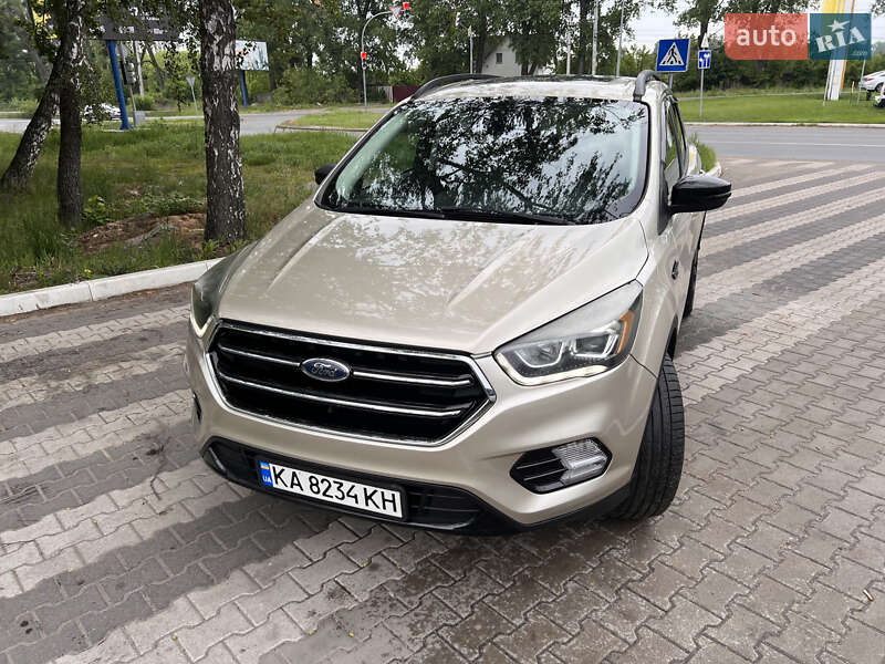 Внедорожник / Кроссовер Ford Escape 2016 в Вишневом