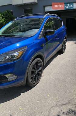 Позашляховик / Кросовер Ford Escape 2017 в 