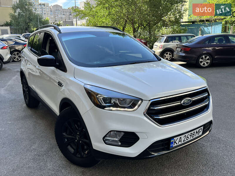 Внедорожник / Кроссовер Ford Escape 2017 в 
