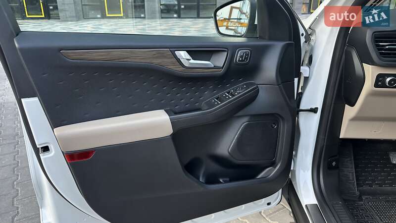 Внедорожник / Кроссовер Ford Escape 2020 в Вишневом