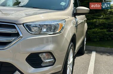 Внедорожник / Кроссовер Ford Escape 2018 в 