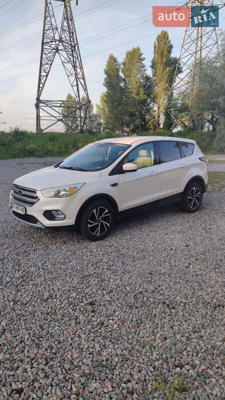 Позашляховик / Кросовер Ford Escape 2016 в 