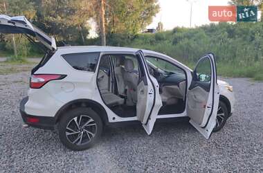 Позашляховик / Кросовер Ford Escape 2016 в 