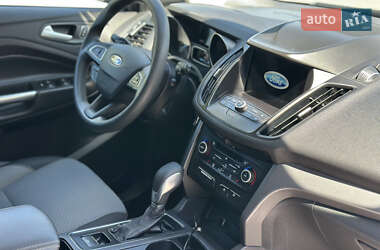 Внедорожник / Кроссовер Ford Escape 2019 в 
