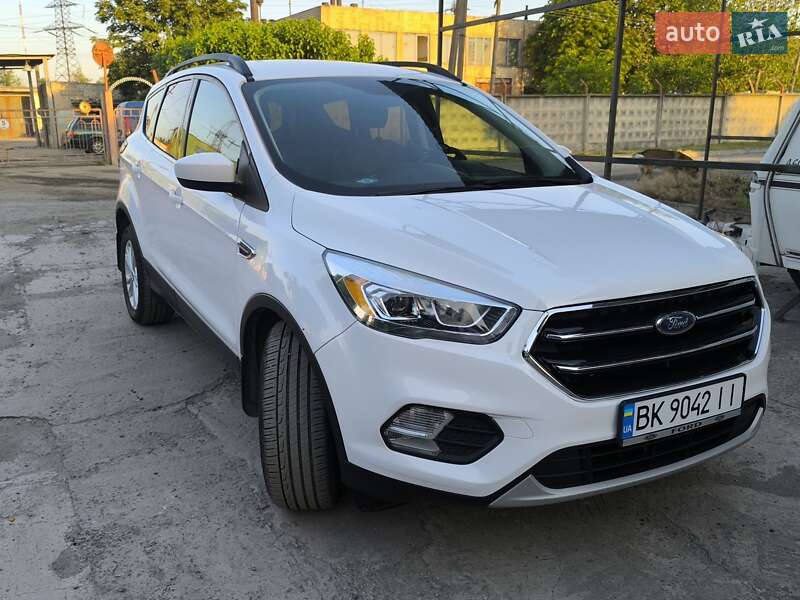 Внедорожник / Кроссовер Ford Escape 2018 в 