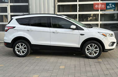 Внедорожник / Кроссовер Ford Escape 2018 в 