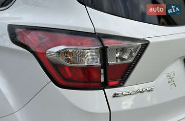 Внедорожник / Кроссовер Ford Escape 2018 в 