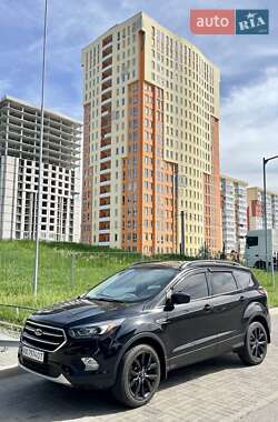 Внедорожник / Кроссовер Ford Escape 2018 в 