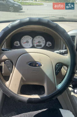 Внедорожник / Кроссовер Ford Escape 2006 в 