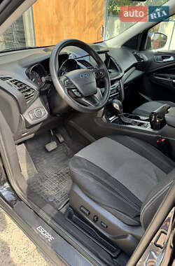 Внедорожник / Кроссовер Ford Escape 2019 в 