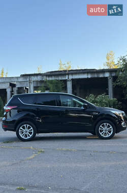 Внедорожник / Кроссовер Ford Escape 2017 в 