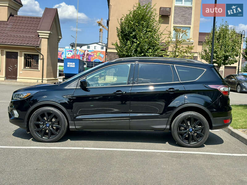 Внедорожник / Кроссовер Ford Escape 2017 в Киеве