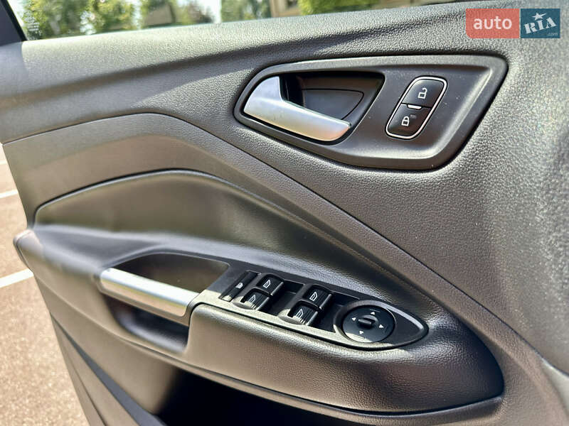 Внедорожник / Кроссовер Ford Escape 2017 в Киеве