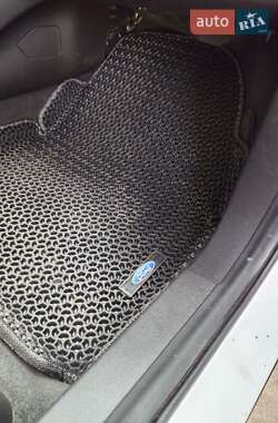 Внедорожник / Кроссовер Ford Escape 2013 в 