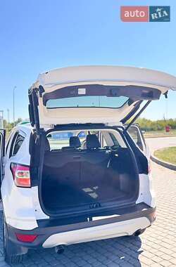 Внедорожник / Кроссовер Ford Escape 2017 в 