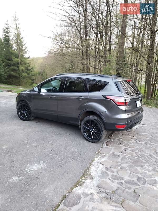 Внедорожник / Кроссовер Ford Escape 2017 в Ужгороде