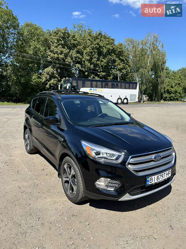 Внедорожник / Кроссовер Ford Escape 2017 в Хороле