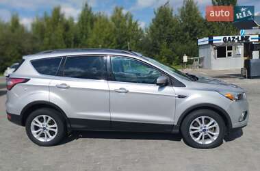 Внедорожник / Кроссовер Ford Escape 2018 в 