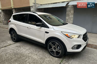 Внедорожник / Кроссовер Ford Escape 2019 в 