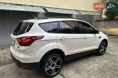 Внедорожник / Кроссовер Ford Escape 2019 в 