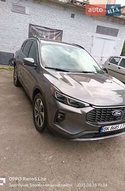 Внедорожник / Кроссовер Ford Escape 2024 в 