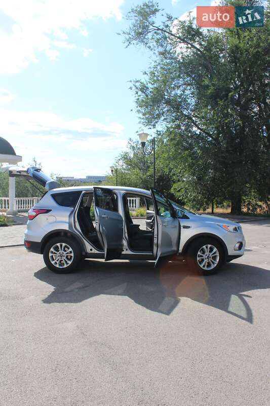 Внедорожник / Кроссовер Ford Escape 2017 в Кривом Роге