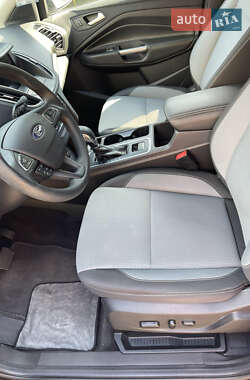 Внедорожник / Кроссовер Ford Escape 2017 в 