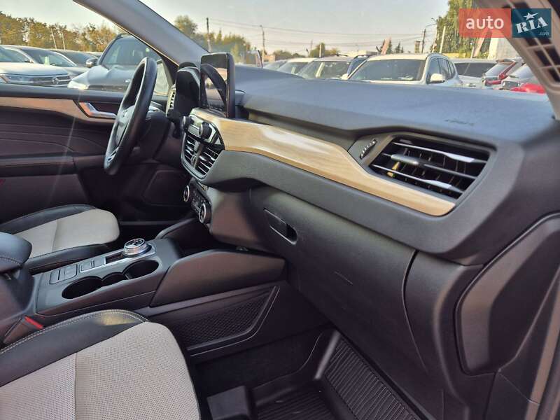 Позашляховик / Кросовер Ford Escape 2021 в Рівному