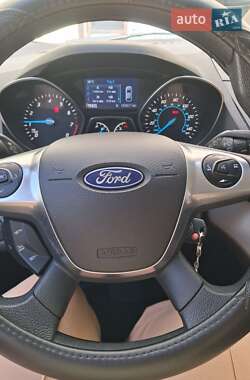 Позашляховик / Кросовер Ford Escape 2015 в 