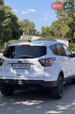 Внедорожник / Кроссовер Ford Escape 2017 в 