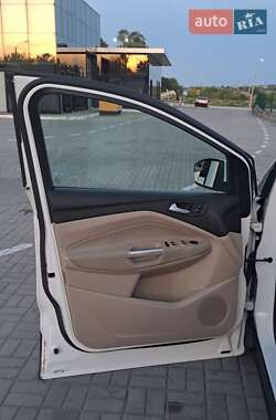 Внедорожник / Кроссовер Ford Escape 2012 в 
