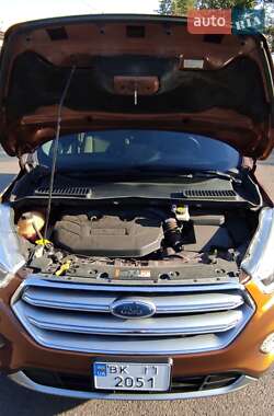 Внедорожник / Кроссовер Ford Escape 2017 в 